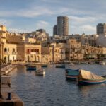 Spinola Bay i St Julian's på Malta med färgglada luzzu-båtar i eftermiddagsljus